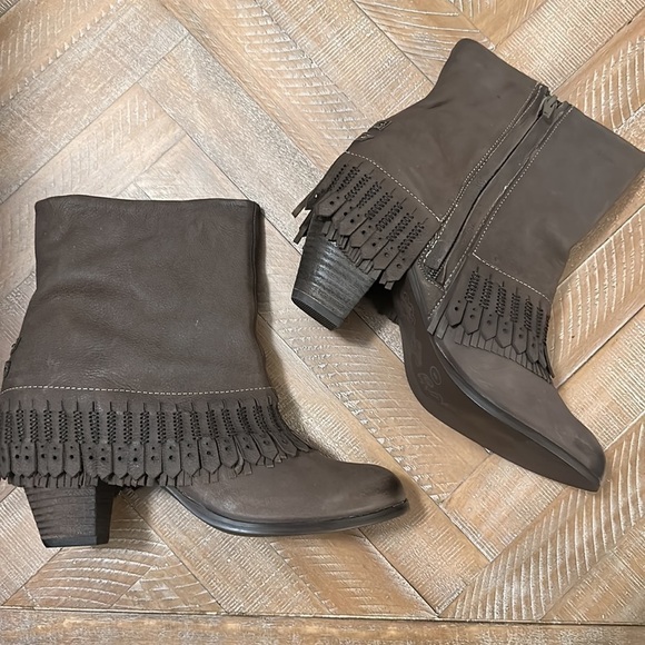 NEW Naughty Monkey Swing Low Taupe Boho Fringe Leather Block Heel Ankle Boot - Picture 10 of 16